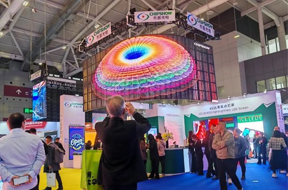 全场最“亮”的仔，350vip浦京光电ICE冰灯屏在ISLE大放异彩